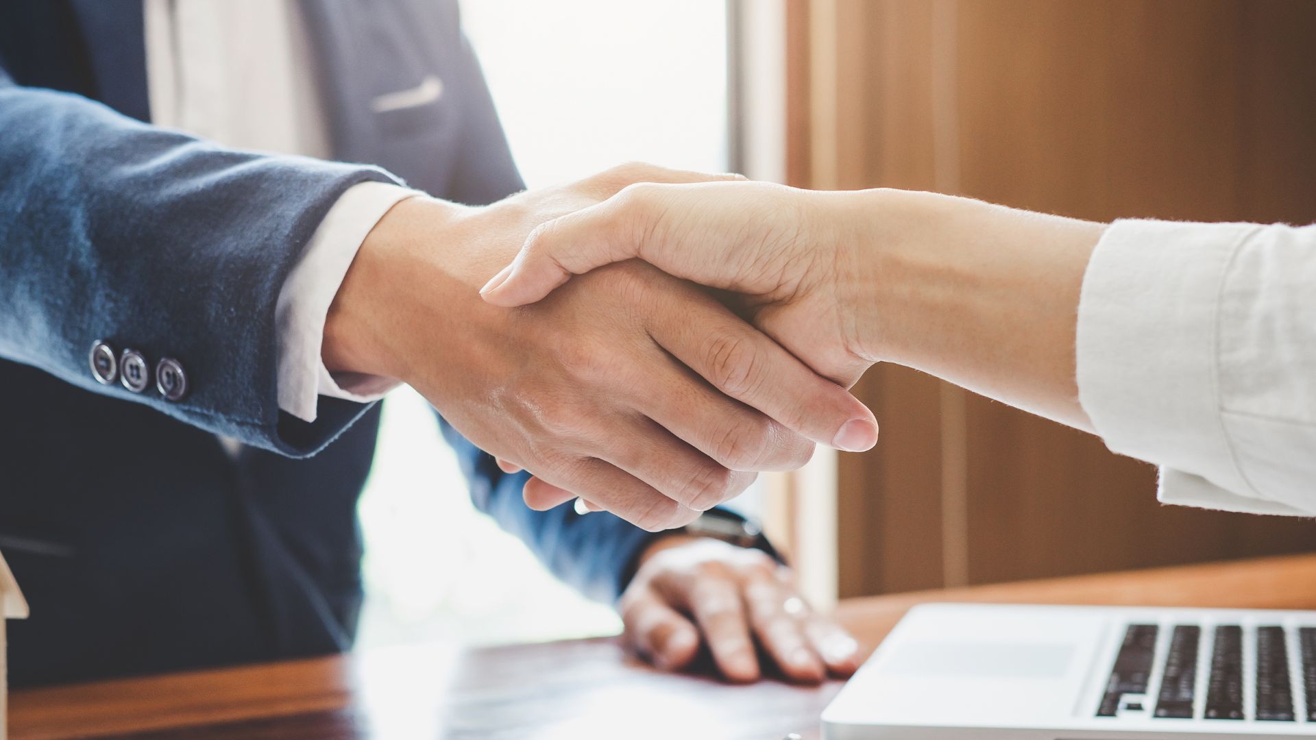 two people shaking hands in agreement. Symbolic of family law mediation parramatta sydney